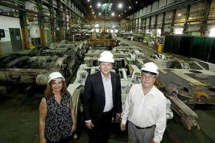 Olivier Pietz, director ejecutivo de la DB para América Latina (centro) en su visita a los talleres de Metrovías junto a Ester Litovsky (gerente de Planeamiento y Control) y Juan Peña (gerente General Operativo)