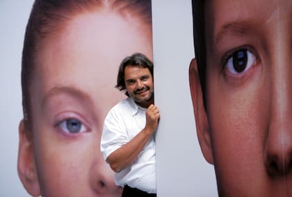 Oliviero Toscani y una de sus famosas campañas para Benetton, de 1997. (Photo by Livio ANTICOLI/Gamma-Rapho via Getty Images)