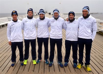 El inicio del título: Olivo, Berlocq, Pella, Orsanic, Hood y Mayer, soportando el frío en el muelle del puerto de Gdansk, antes de la primera serie de 2016, contra Polonia