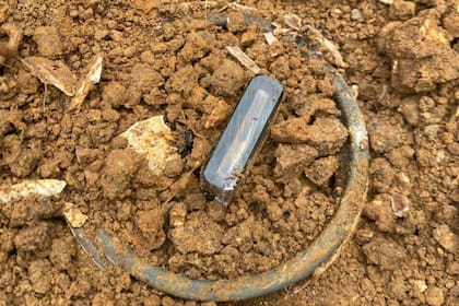 Olla con la botella de cristal incrustada