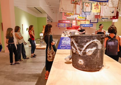 Olla intervenida por Gabriel Chaile