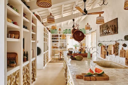 Ollas de cobre, vasijas de vidrio verde, cerámicas artesanales: con una bastaría para llamar la atención.