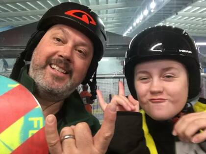 Olly Stephens junto a su padre, Stuart