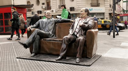 Olmedo y Portales, escultura de Fernando Pugliese en la Av. Corrientes