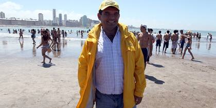 Olmedo y su tradicional campera amarilla, en plena Bristol