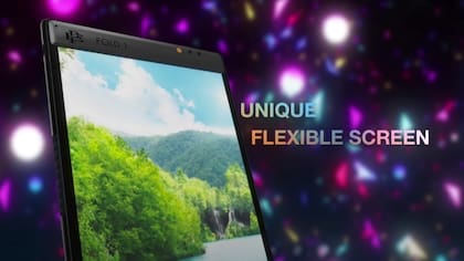 Olof Kyros Gustafsson se aprovechó del furor hacia los teléfonos plegables para estafar a las personas (YouTube/Escobar Inc official)