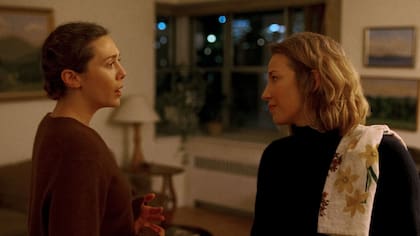 Olsen y Carrie Coon, en una escena de Las tres hijas (Netflix).