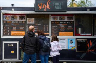 Olvide Filadelfia: locales y turistas disfrutan de cheesesteaks de alce y reno en el norte de Suecia