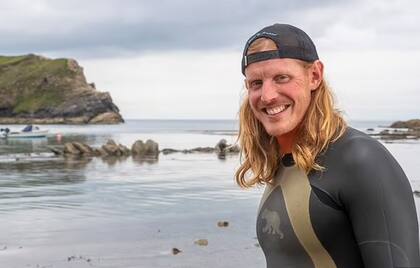 Oly Rush, el afortunado nadador inglés que se encontró con más de 50 tiburones. Fuente: Daily Mail.