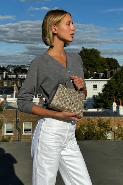 Olympia de Grecia es una verdadera influencer de sangre azul, muy requerida por firmas de lujo. En esta foto, con una de las primeras carteras diseñadas por Mary Katrantzou, quien el año psado fue nombrada directora creativa de marroquinería y accesorios de Bulgari,