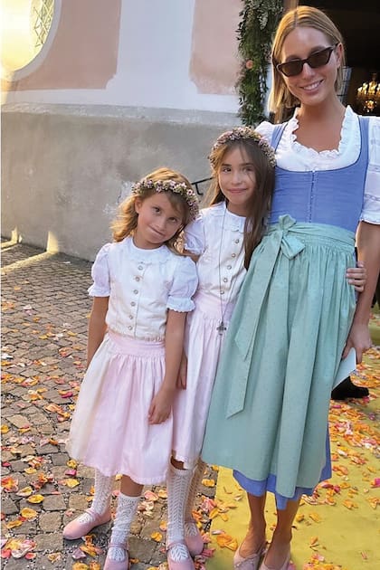 Olympia de Grecia (hija del príncipe Pablo de Grecia, cabeza de la familia real helénica) junto a dos chicas del cortejo, hijas de la estilista Caroline Sieber, amiga de Annina.
