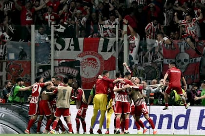 Olympiakos festeja el título frente a su público que colmó el estadio