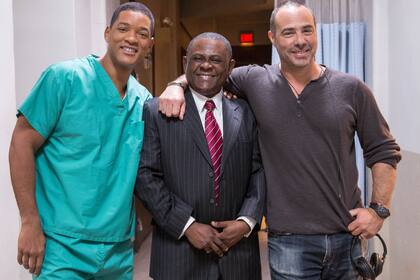 Omalu junto a Will Smith, quien lo interpretó en la película "Concussion"