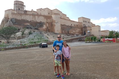 Omán tiene una monarquía en la cual el sultán de Omán ejerce autoridad absoluta, aunque su parlamento tiene algunos poderes legislativos y de supervisión.