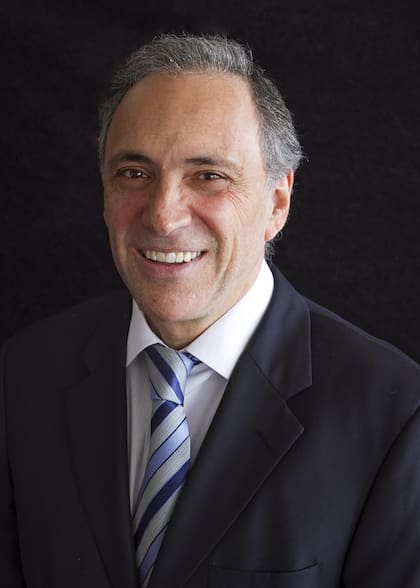 Omar Romay:" Siempre acompañé a papá y lo recuerdo en la cabina presentando discos y trasmitiendo mensajes o en actos. La radio tenía una magia absoluta. Fue una gran escuela para él y para todos los que pudimos compartir"
