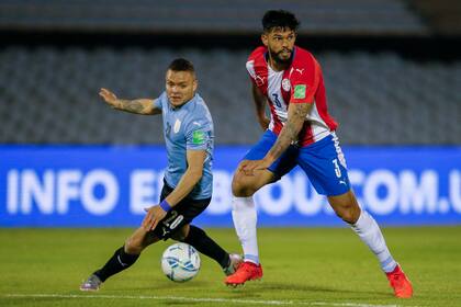 Omar Alderete le gana el duelo a Jonathan Rodríguez; Uruguay y Paraguay, un desarrollo de menor a mayor en el que los charrúas marcaron el compás en el segundo tiempo