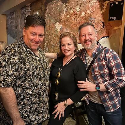 Omar Calicchio junto a Lucía Galán y Nicolás Scarpino en España