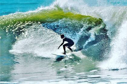 Omar comenzó a dejar de lado uno a uno los diversos rubros de la fotografía, para centrarse en uno: los deportes acuáticos, en especial el surf.