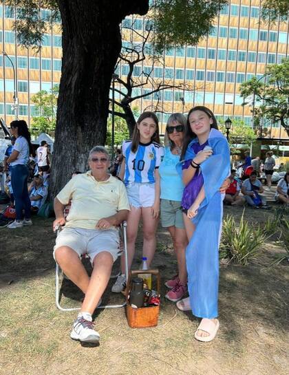 Omar Covello y su señora Olga junto a sus nietas Valentina y Pilar de Campana, Buenos Aires