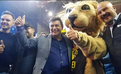 Omar De Marchi en los festejos en el búnker del Partido Libertario tras la victoria de Milei en las PASO