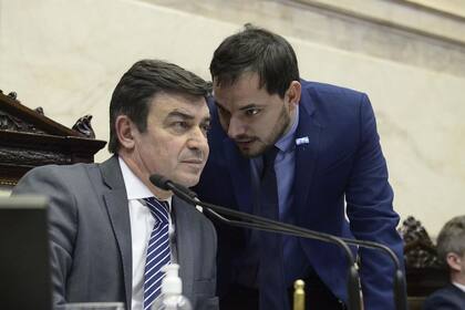 Omar de Marchi, sentado, es un aliado de La Libertad Avanza