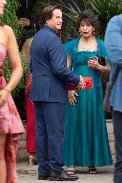 Omar Fassi Lavalle charla con Yoli Linari, amiga de la familia.