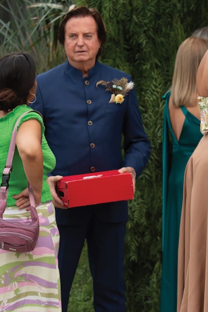 Omar Fassi Lavalle, padrino por parte del novio, con chaqueta de cuello mao.