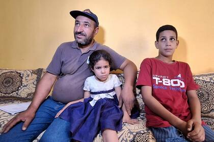 Omar Khelif junto a sus otros dos hijos.
