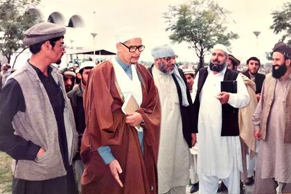 Omar Lewal junto a Kamal al Helbawi en Islamabad