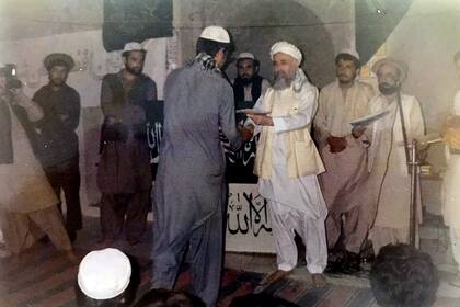Omar Lewall con el expresidente de Afganistán Burhanuddin Rabbani, en Peshawer