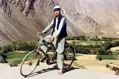 Omar Lewall en Wardak, su pueblo en Afganistán, en 1988