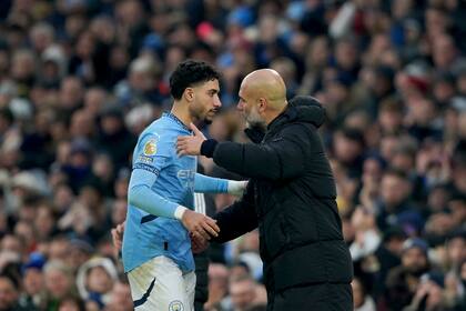 Omar Marmoush recibe el saludo de Pep Guardiola