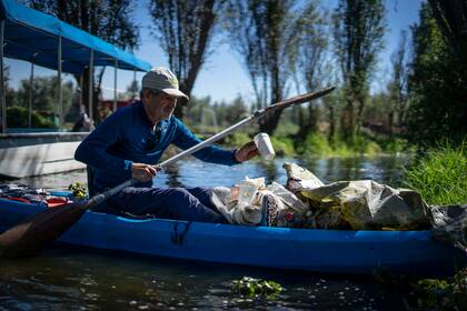 Omar Menchaca recoge basura en su kayak por los canales de Xochimilco