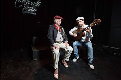 Omar Moreno Palacios junto al guitarrista Juan Martín Scalerandi