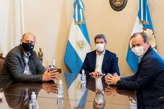 Media docena de gobernadores y dos ministros en el partido de la selección