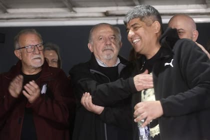 Omar Plaini, Hugo Yasky y Pablo Moyano en la Marcha de Antorchas en conmemoración de 70° aniversario del fallecimiento de Eva Perón