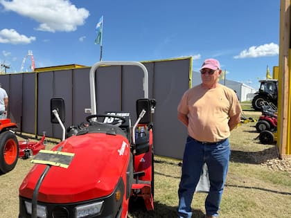 Omar Steinbach, productor apícola y contratista rural de Laprida, recorrió la exposición en busca de novedades