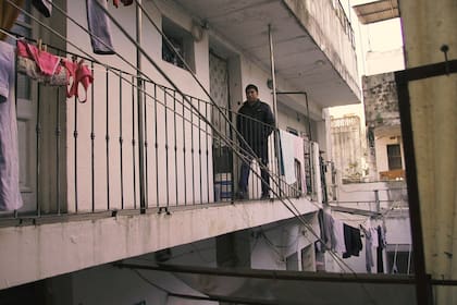 Omar trabaja por la mañana y por la tarde va a la universidad. No tiene una familia que pueda “bancarlo” mientras estudia. Todo su sueldo lo destina a pagar el hotel familiar en el que vive.