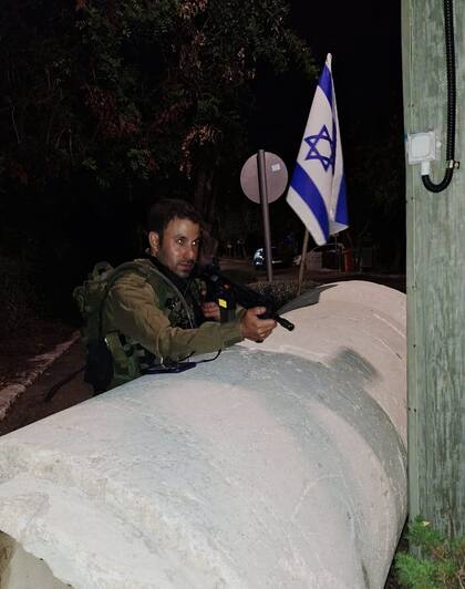 Omer Nahary, un soldado de 39 años que está de guardia en una de las entradas del moshav (comunidad agrícola) Ben Ami, en el norte de Israel.