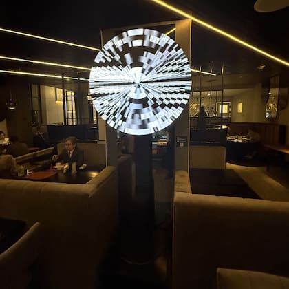 Omni, iluminando un espacio de la cafetería.