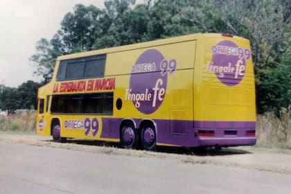 Ómnibus de campaña de Ramón Palito Ortega con la palabra "fe" que remite a su histórica canción