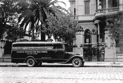 Ómnibus escolar frente al Colegio Ward de Av. Rivadavia 6100. Fue propiedad de Ciriaco Morea. Demolida. Foto 1931.