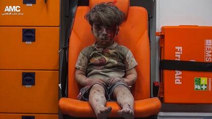 Omran, el niño sirio que fue símbolo de la guerra, está sano y contento
