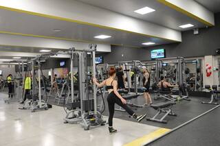 Levantar pesas también puede ayudar a lograrlo