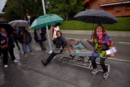 "On how we related" se titula el trabajo de Iván Argote.
Esta obra, particularmente, busca situar la problemática de la convivencia a través de un banco-balancín, que puede ser fácilmente confundido con un mobiliario urbano de uso corriente