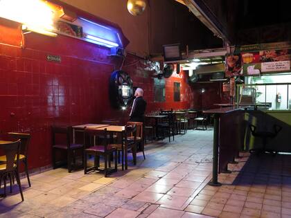 Bar, a media cuadra de Plaza Once, que abre sólo de noche