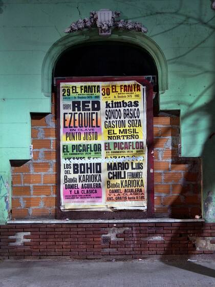 Los afiches anunciando bailes y conciertos barriales no pierden vigencia