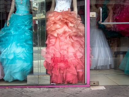 Los tradicionales negocios para vestir novias y quinceañeras