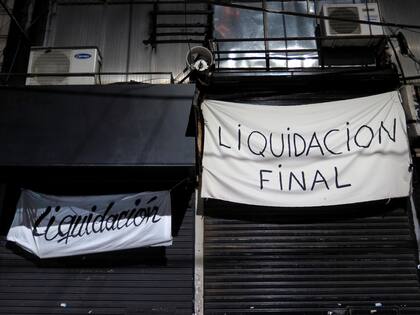 Carteles hechos con sábanas anuncian todo el año una "Liquidación final"