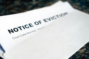 Familias latinas en Los Ángeles piden ayuda a Karen Bass para que no las desalojen